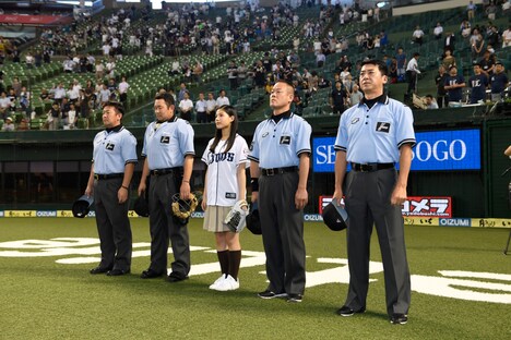 始球式の様子。