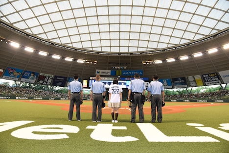 始球式の様子。