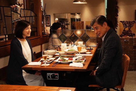 「終わった人」より、広末涼子(左)と舘ひろし(右)の共演シーン。