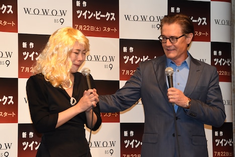 感極まり涙ぐむ椿鬼奴（左）と、彼女の肩に手を置くカイル・マクラクラン（右）。