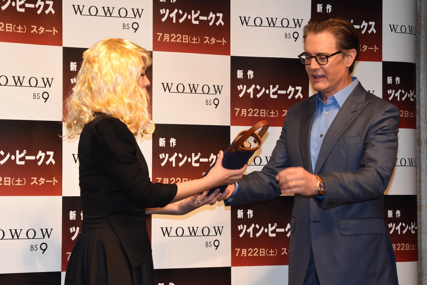 カイル・マクラクラン（右）からワインをプレゼントされる椿鬼奴（左）。