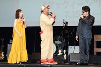 左から松岡茉優、山口智充、藤森慎吾（オリエンタルラジオ）。