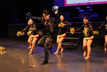 立教大学のチアダンスチームLUMINASとともにダンスを披露する藤森慎吾（オリエンタルラジオ）。