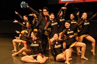 立教大学のチアダンスチームLUMINASとともにポーズを決める藤森慎吾（オリエンタルラジオ）。