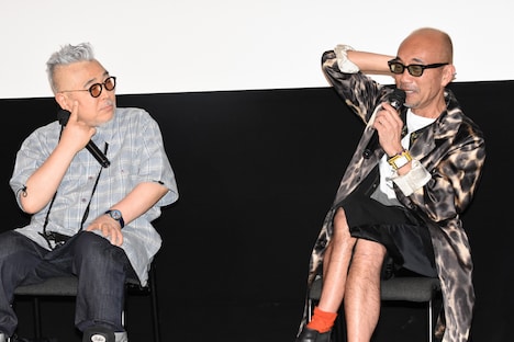 左から石井隆、竹中直人。