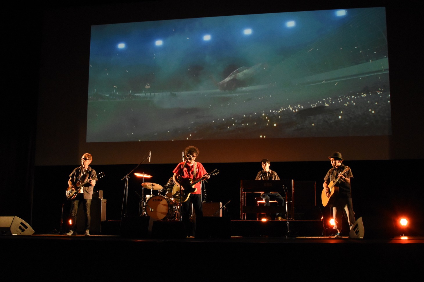 映画「カーズ / クロスロード」日本版エンドソング「エンジン」パフォーマンス中の様子。