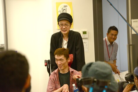 リリー・フランキー(奥)が熊篠慶彦(手前)の車椅子を押して登場。