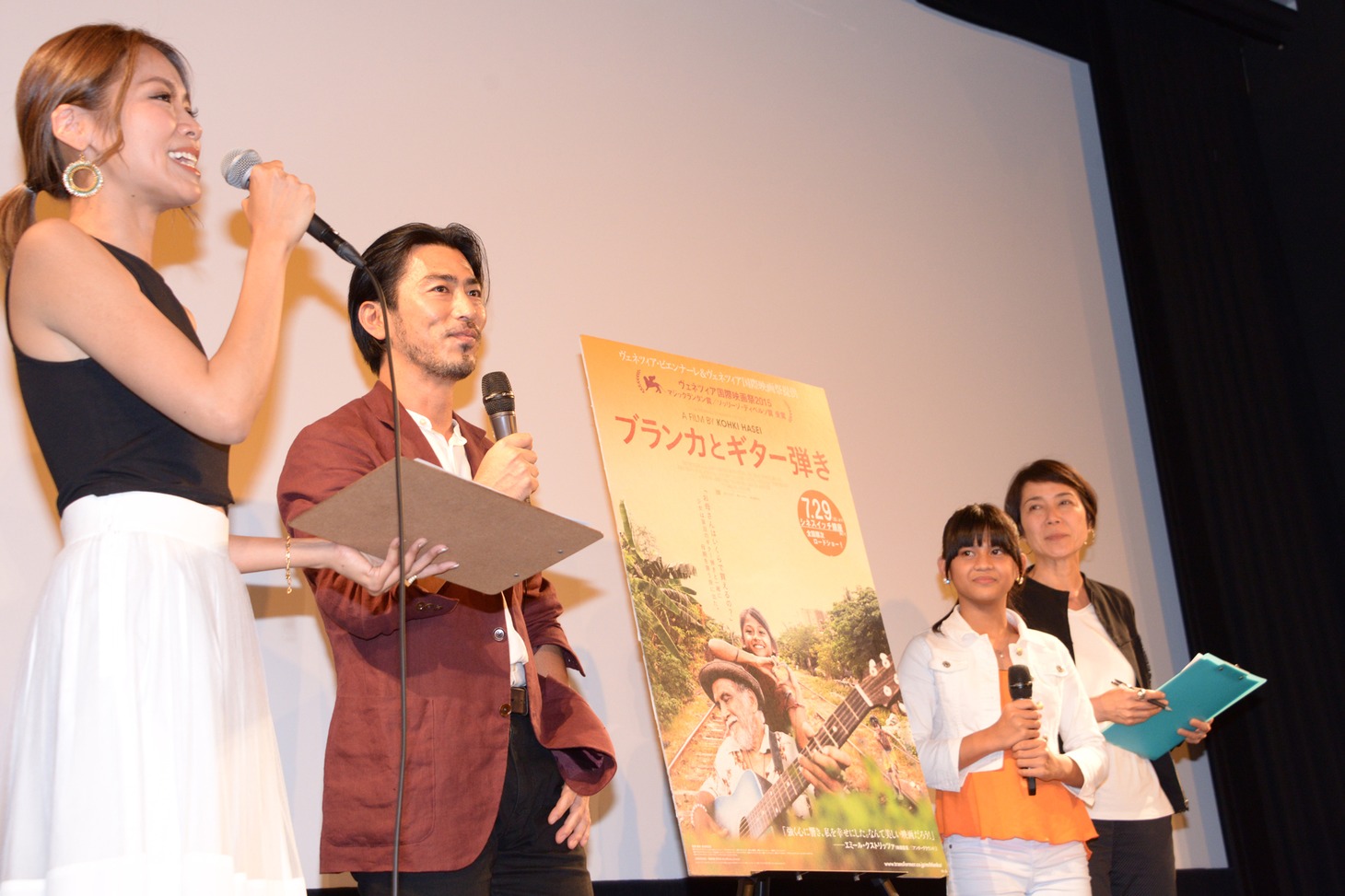 長谷井宏紀（中央左）とサイデル・ガブテロ（中央右）。