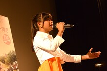 「AKO」を歌うサイデル・ガブテロ。