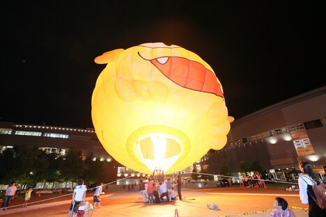 ニャース気球お披露目会の様子。