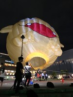 ニャース気球お披露目会の様子。