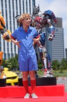 ファッションのポイントを説明するりゅうちぇる。