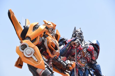 バンブルビー（左）とオプティマス・プライム（右）のスタチュー。