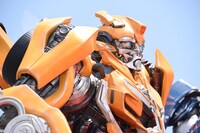 バンブルビーのスタチュー。