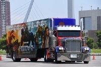 走行中のフレイトライナー版オプティマス・プライム。