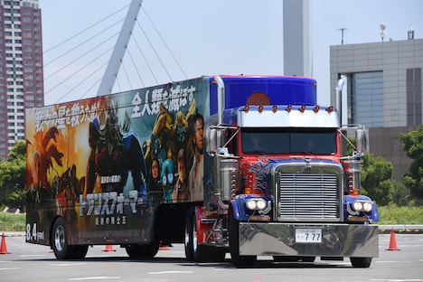 走行中のフレイトライナー版オプティマス・プライム。