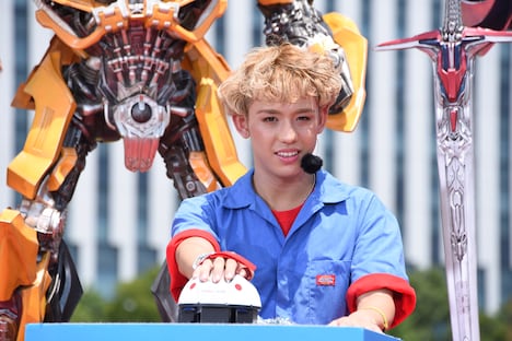 嘘発見器にかけられ不安そうな顔を見せるりゅうちぇる。