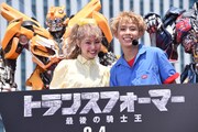 「トランスフォーマー／最後の騎士王」オプティマス・プライム＆バンブルビー出発式の様子。左からぺこ、りゅうちぇる。