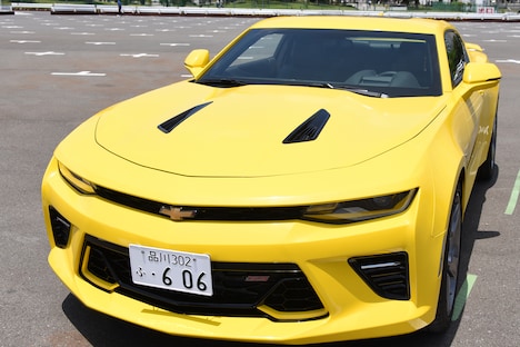 6代目シボレー・カマロの姿で登場したバンブルビー。