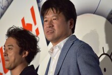 佐藤二朗（右）