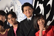 左から菅田将暉、小栗旬、橋本環奈。