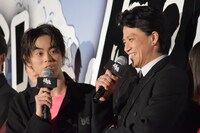 左から菅田将暉、小栗旬。