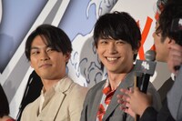 左から柳楽優弥、吉沢亮。