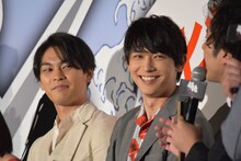 左から柳楽優弥、吉沢亮。