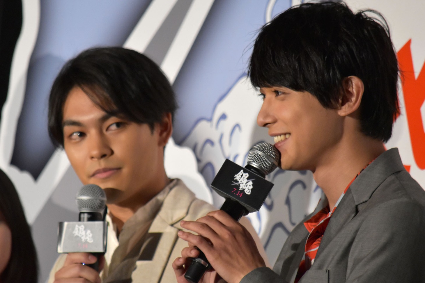 左から柳楽優弥、吉沢亮。