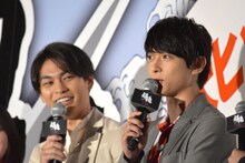 左から柳楽優弥、吉沢亮。