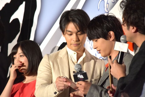 連絡先を交換する柳楽優弥（中央左）と吉沢亮（中央右）。