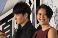 左から岡田将生、長澤まさみ。