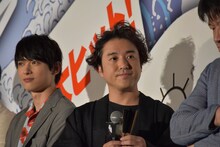 左から吉沢亮、ムロツヨシ。