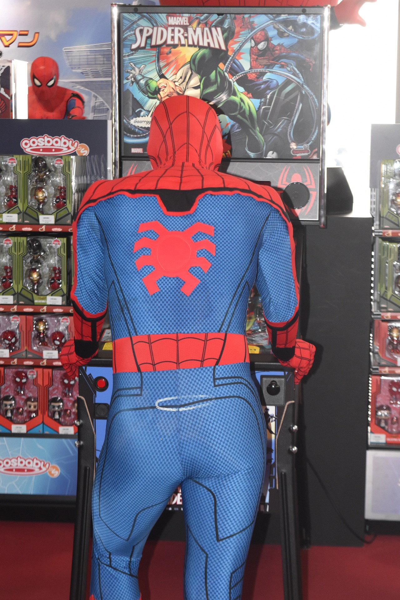 ピンボールで遊ぶスパイダーマン。