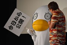 エリザベスの着ぐるみを着た山田孝之（左）。