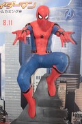 スパイダーマンの等身大フィギュア。