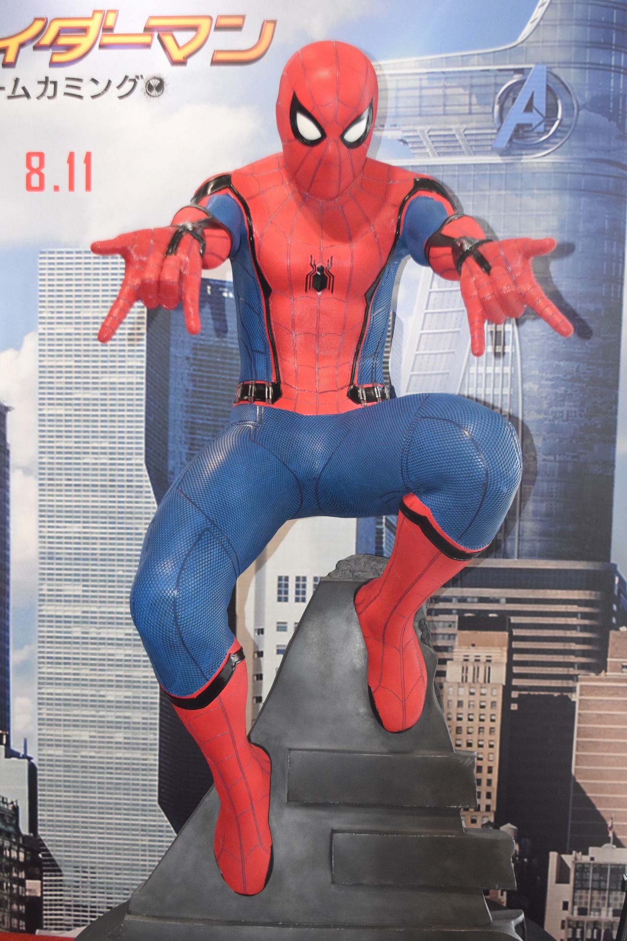 スパイダーマンの等身大フィギュア。