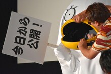 福田雄一（右）に着ぐるみの口を開けられて抵抗する山田孝之（左）。