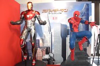 アイアンマン（左）とスパイダーマン（右）の等身大フィギュア。