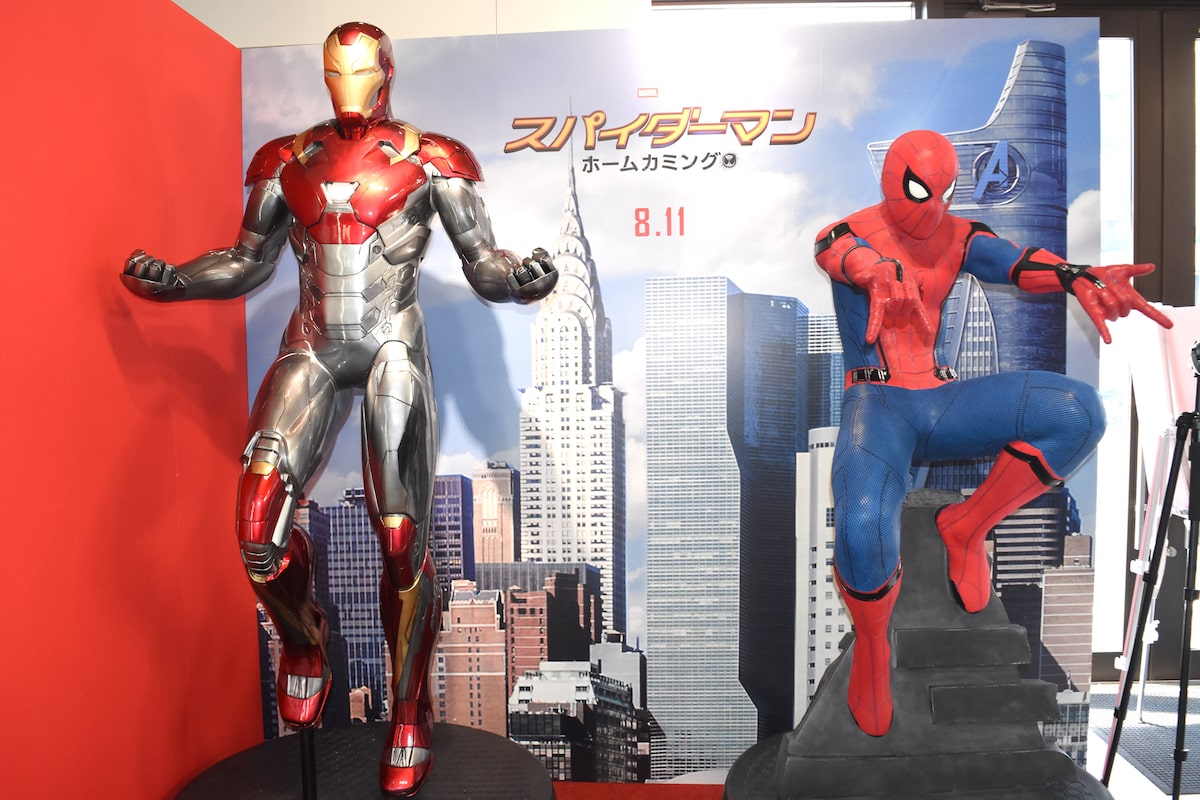 アイアンマン（左）とスパイダーマン（右）の等身大フィギュア 