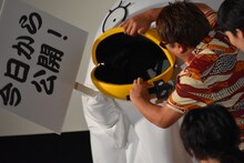 福田雄一（右）に着ぐるみの口を開けられて抵抗する山田孝之（左）。