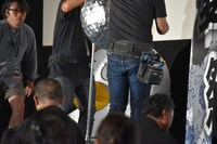 座って出番を待つ山田孝之。