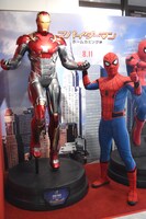 アイアンマンの等身大フィギュア（左）とスパイダーマン（右）。