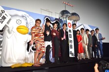 左からエリザベスの着ぐるみ、福田雄一監督、岡田将生、長澤まさみ、菅田将暉、小栗旬、橋本環奈、柳楽優弥、吉沢亮、ムロツヨシ、佐藤二朗。