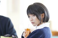 「覆面系ノイズ」より、真野恵里菜演じる深桜。