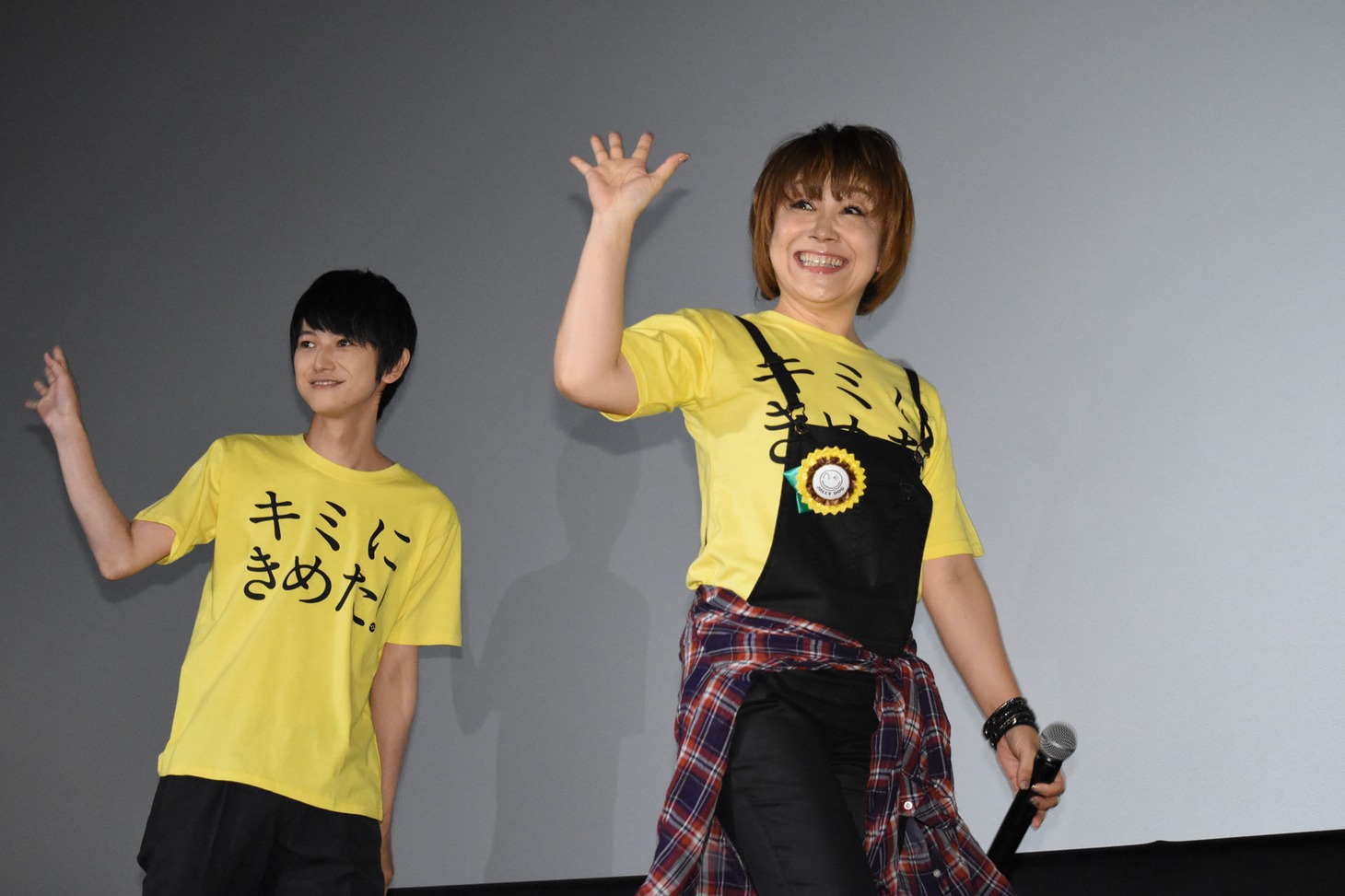 左から本郷奏多、松本梨香。