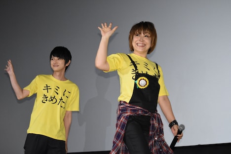 左から本郷奏多、松本梨香。