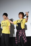 左から本郷奏多、松本梨香。