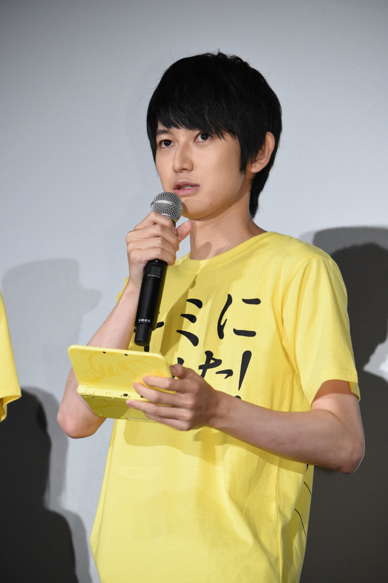 ニンテンドー3DSを取り出した本郷奏多。