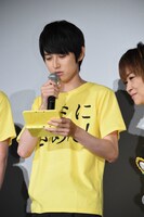 ニンテンドー3DSを取り出した本郷奏多。